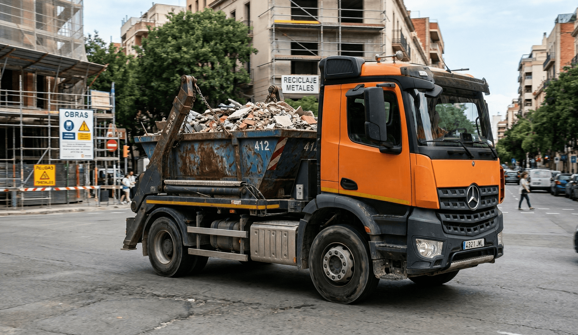 Camión de contenedores de obra trabajando